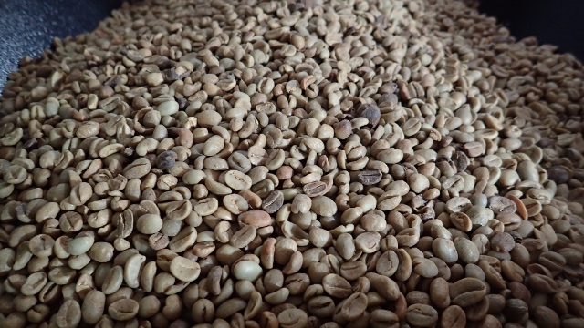 Honey Coffee.....roh
geschält, nicht gewaschen, aber in süsser Sauce mariniert(Honey?) und getrocknet..was es nicht alles gibt?