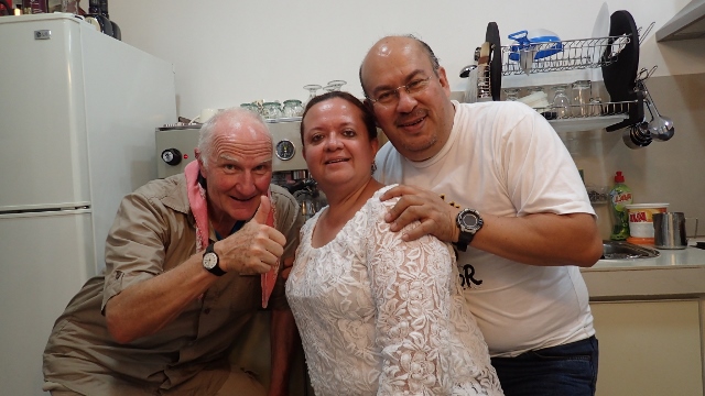 Maria und Fabricio vor ihrer Caféteria Espressomaschine