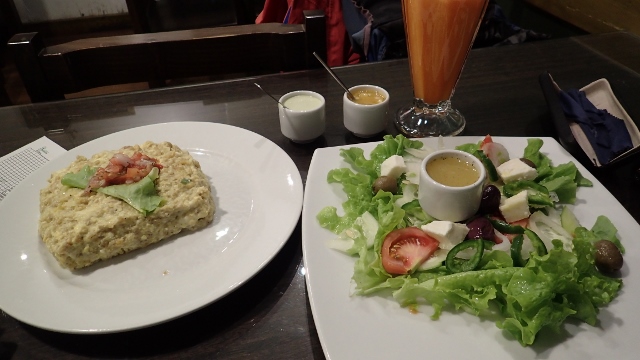 griechischer Salat und Tigrillo oertliche Spezialit&auml;t