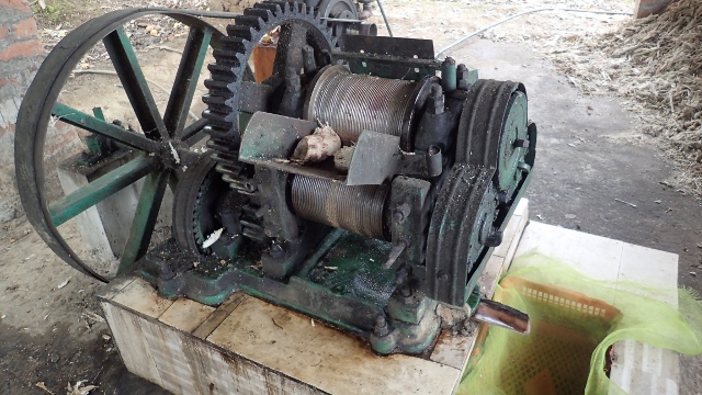 Hier wird Zuckerrohr gepresst, Saft eingedickt und Panela geformt (Zuckerrohrbl&ouml;cke)