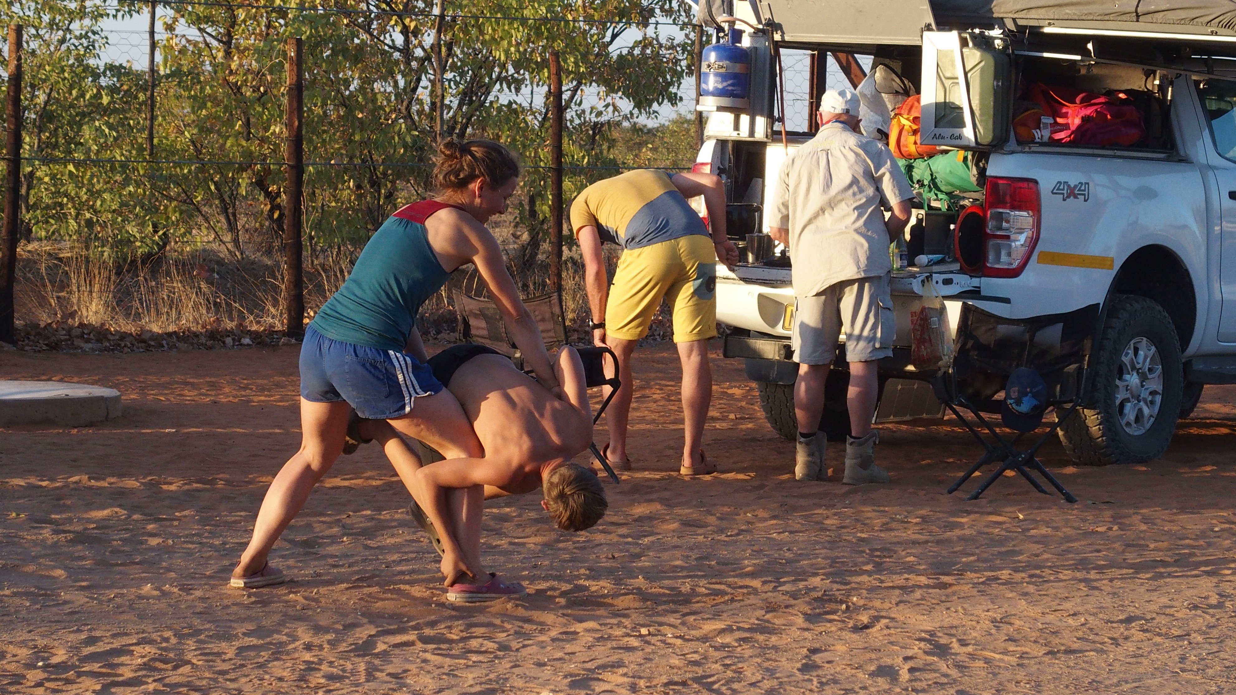 gelegentlich wird auch unter uns gekämpft...Die Männer mit einer Reparatur, Mama mit dem Schnösel