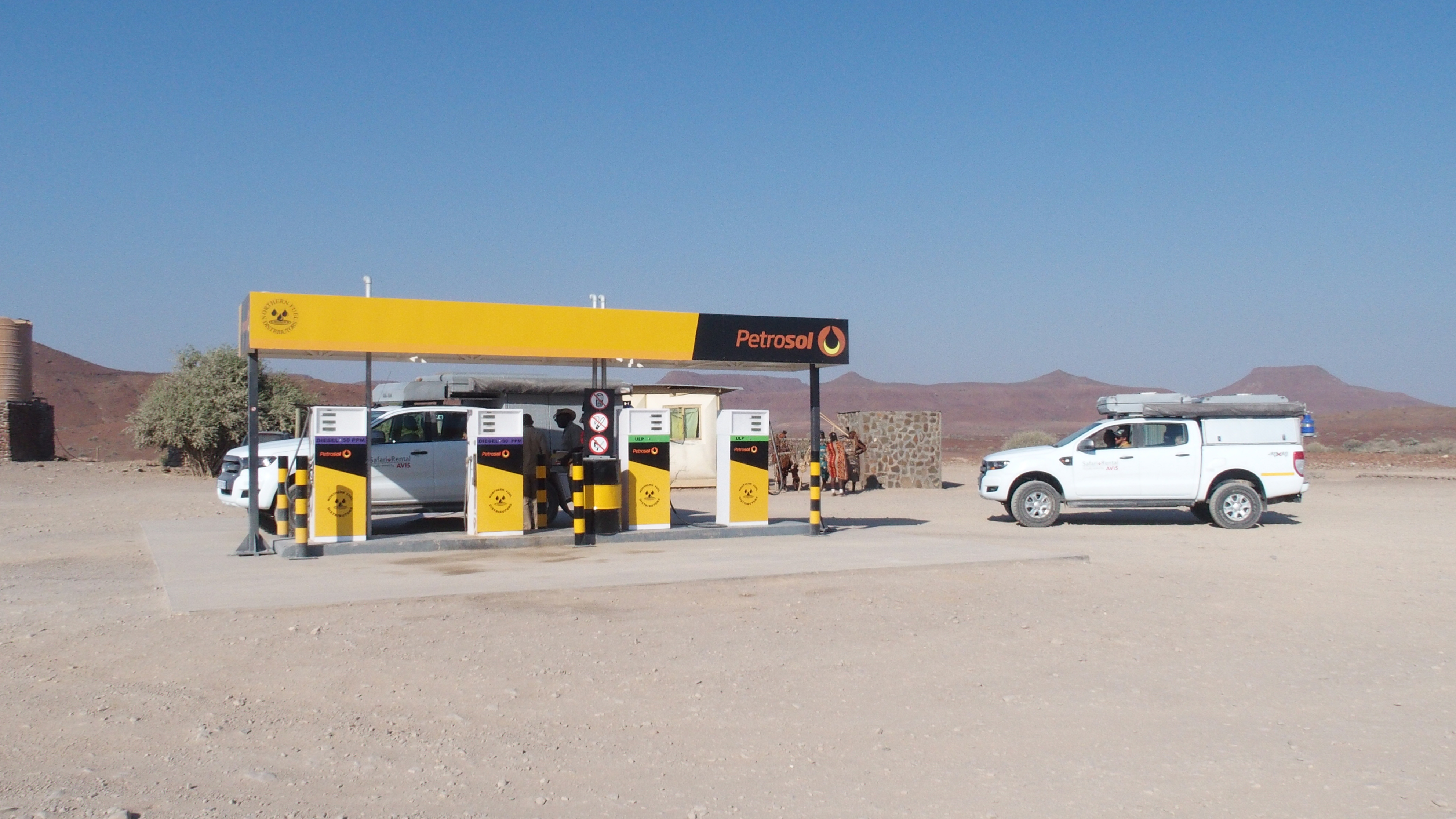 Vetrinärzaun und Wildwesttankstelle in Palmwag