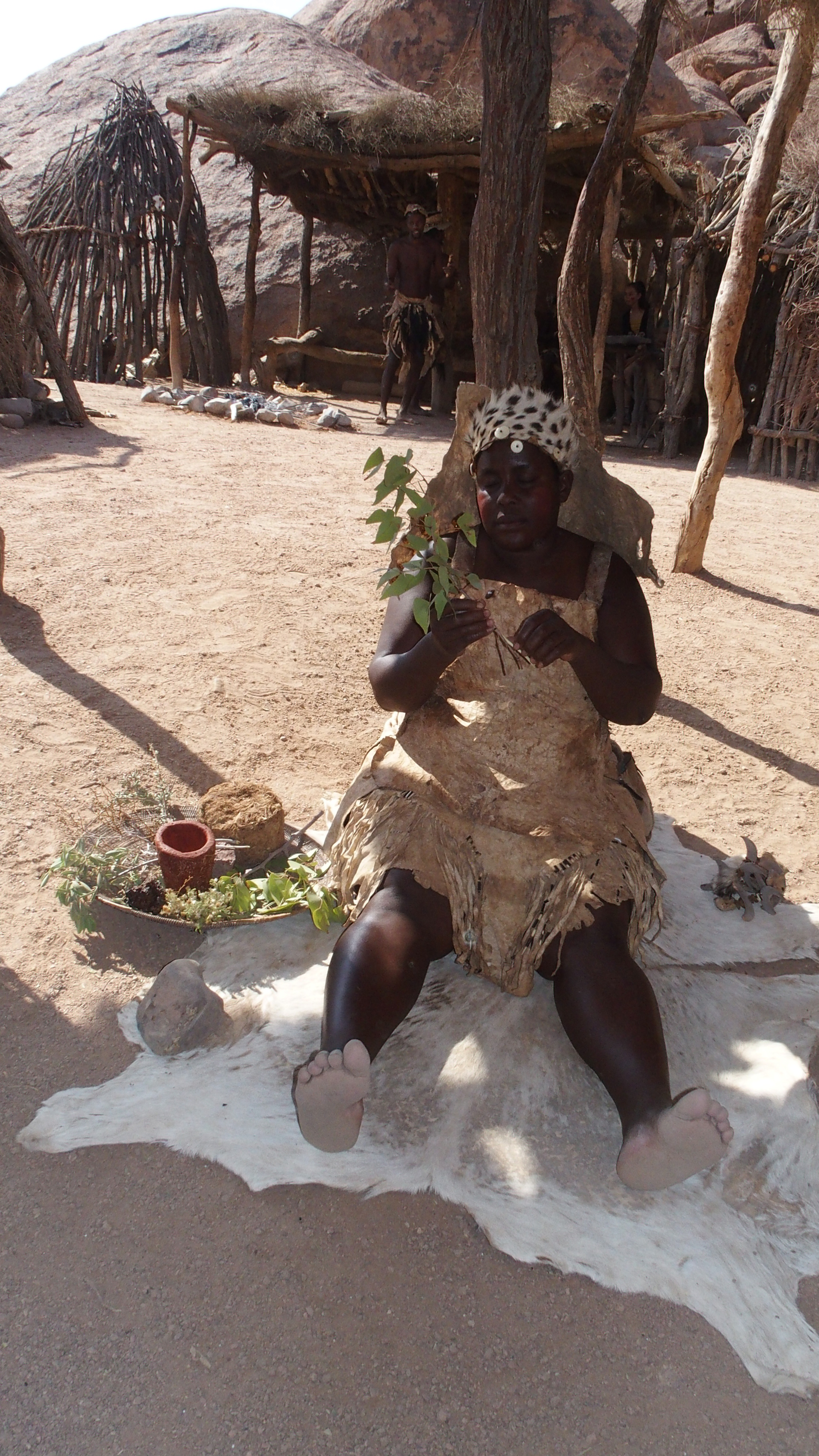 Damara Medizinfrau erklärt in ihrer KLACKKLACK"Sprache die Heilkräuter