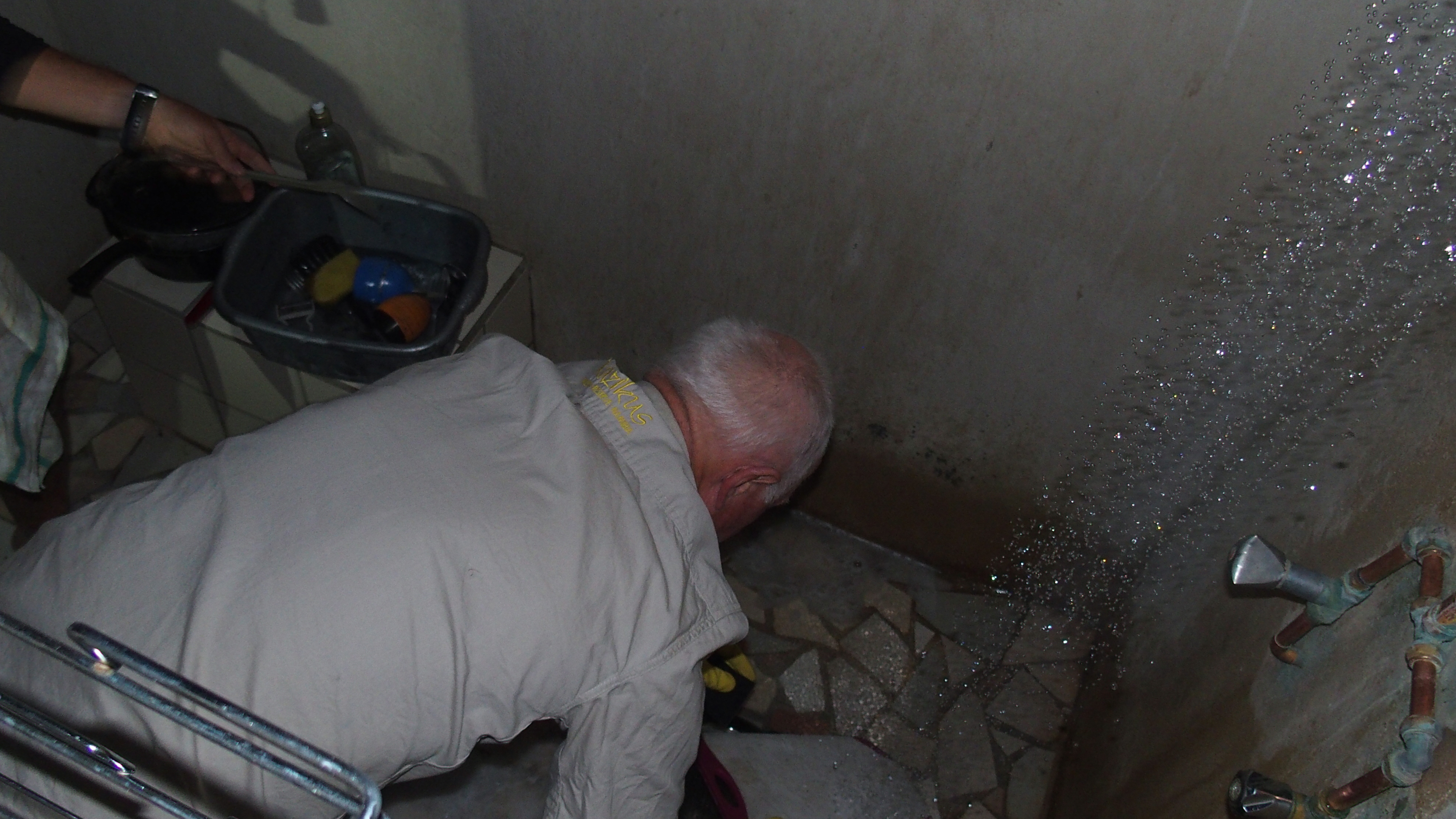 nächtlicher Abwasch in Duschhäuschen