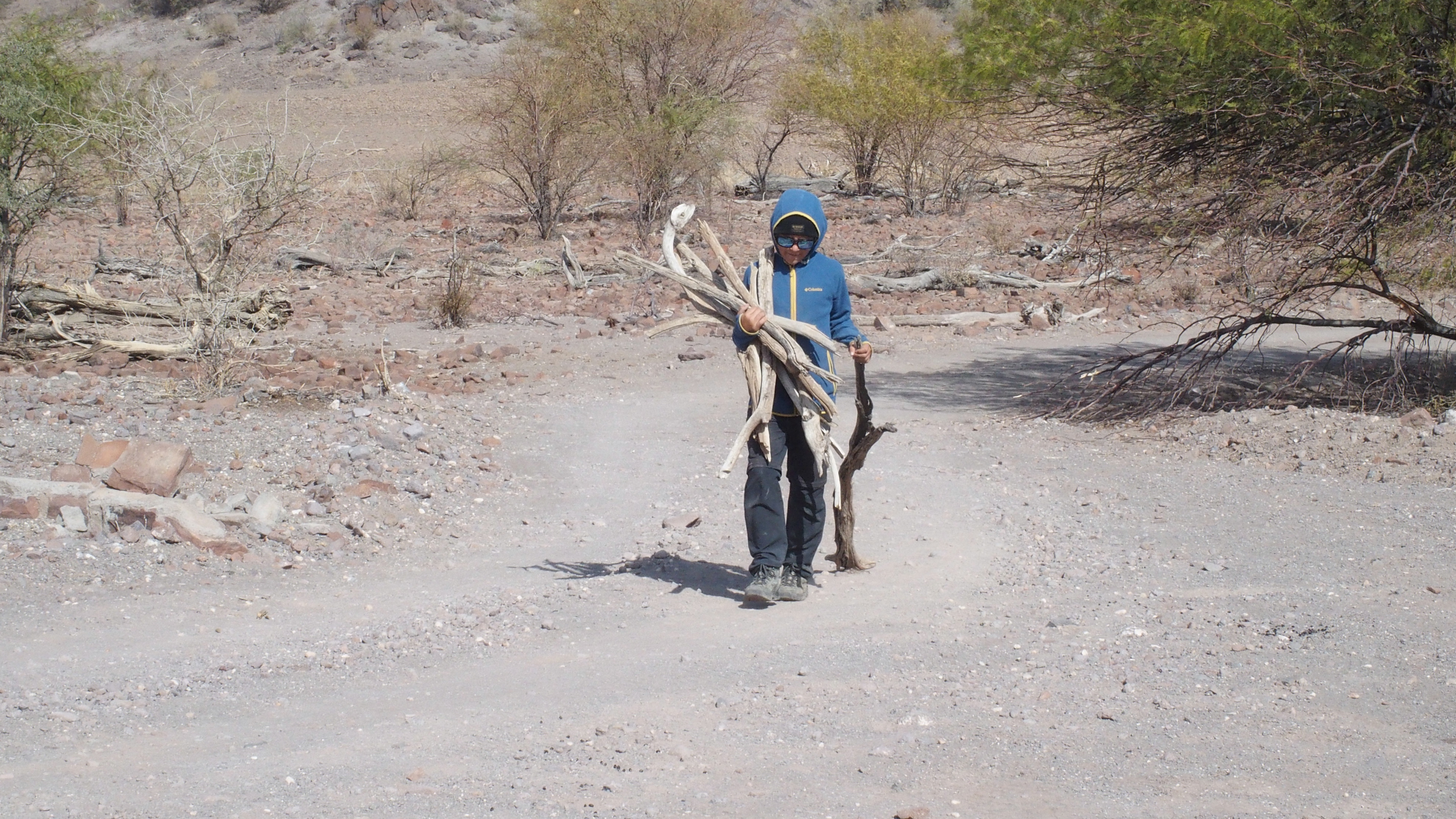 es braucht nicht viel um den jungen Mann in gute Stimmung zu bringen