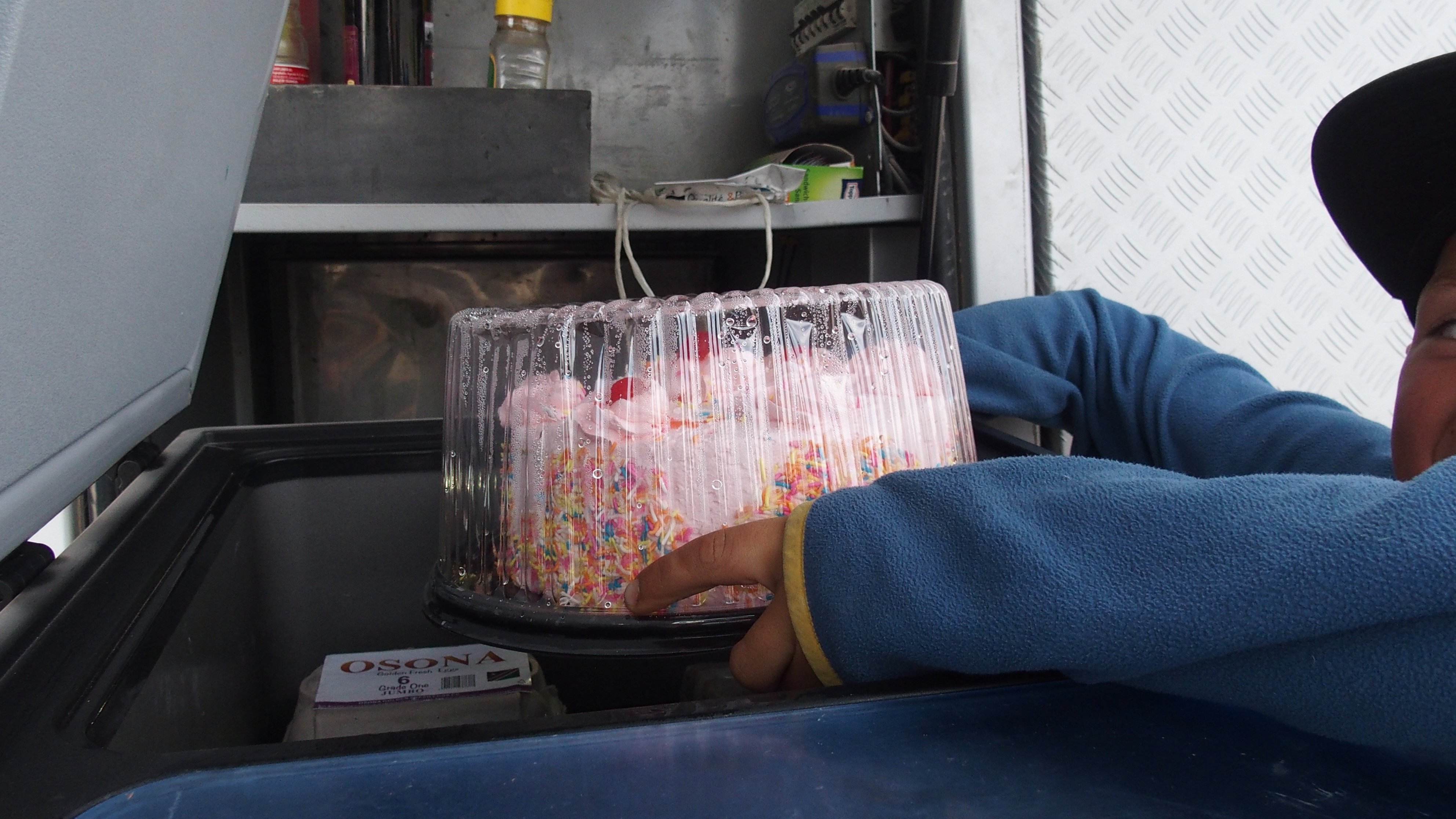 8tung sie kommt aus dem Eisschrank!