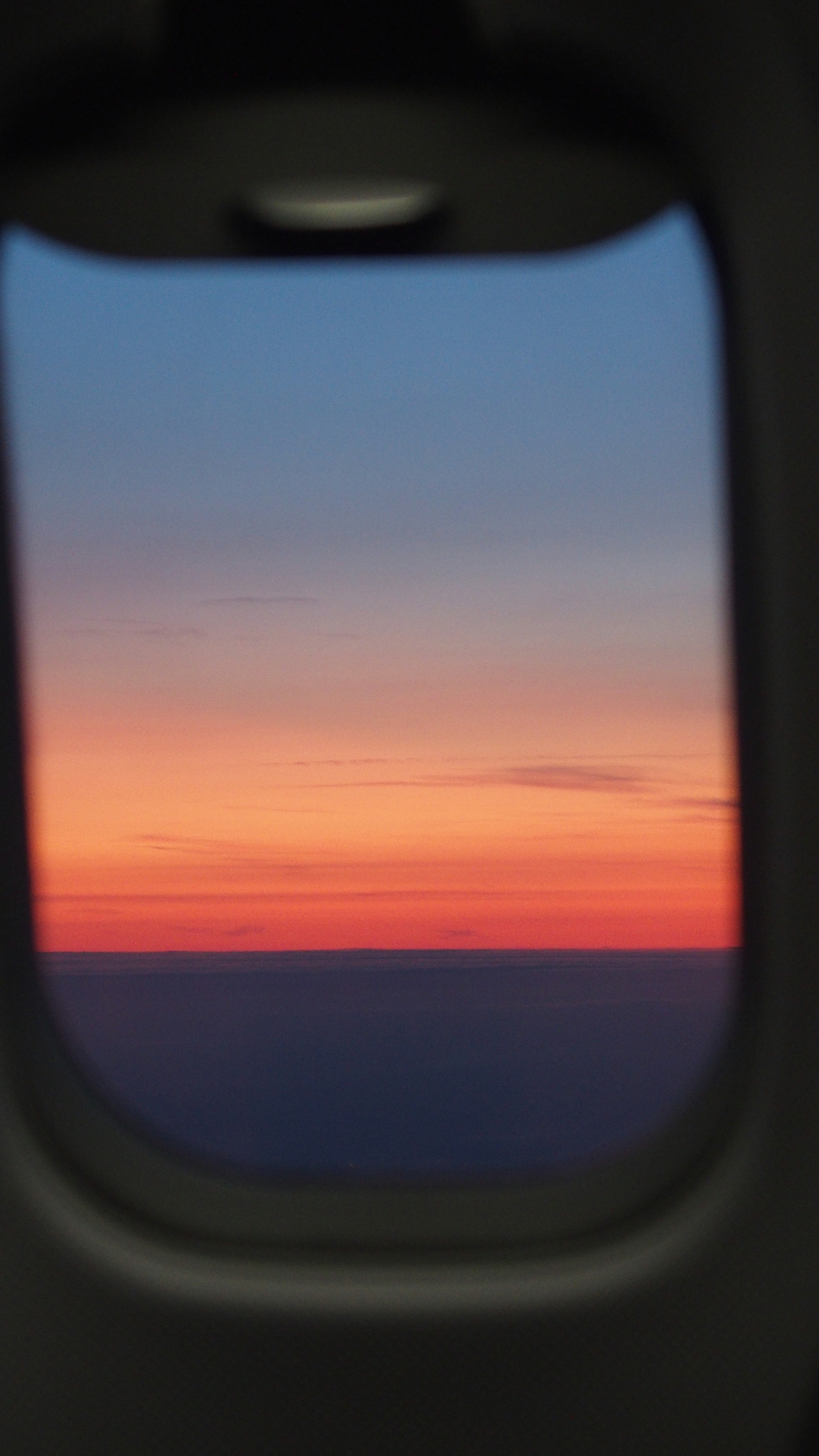 Abendhimmel Europa. In 10 Minuten Landung Basel-Mulhouse