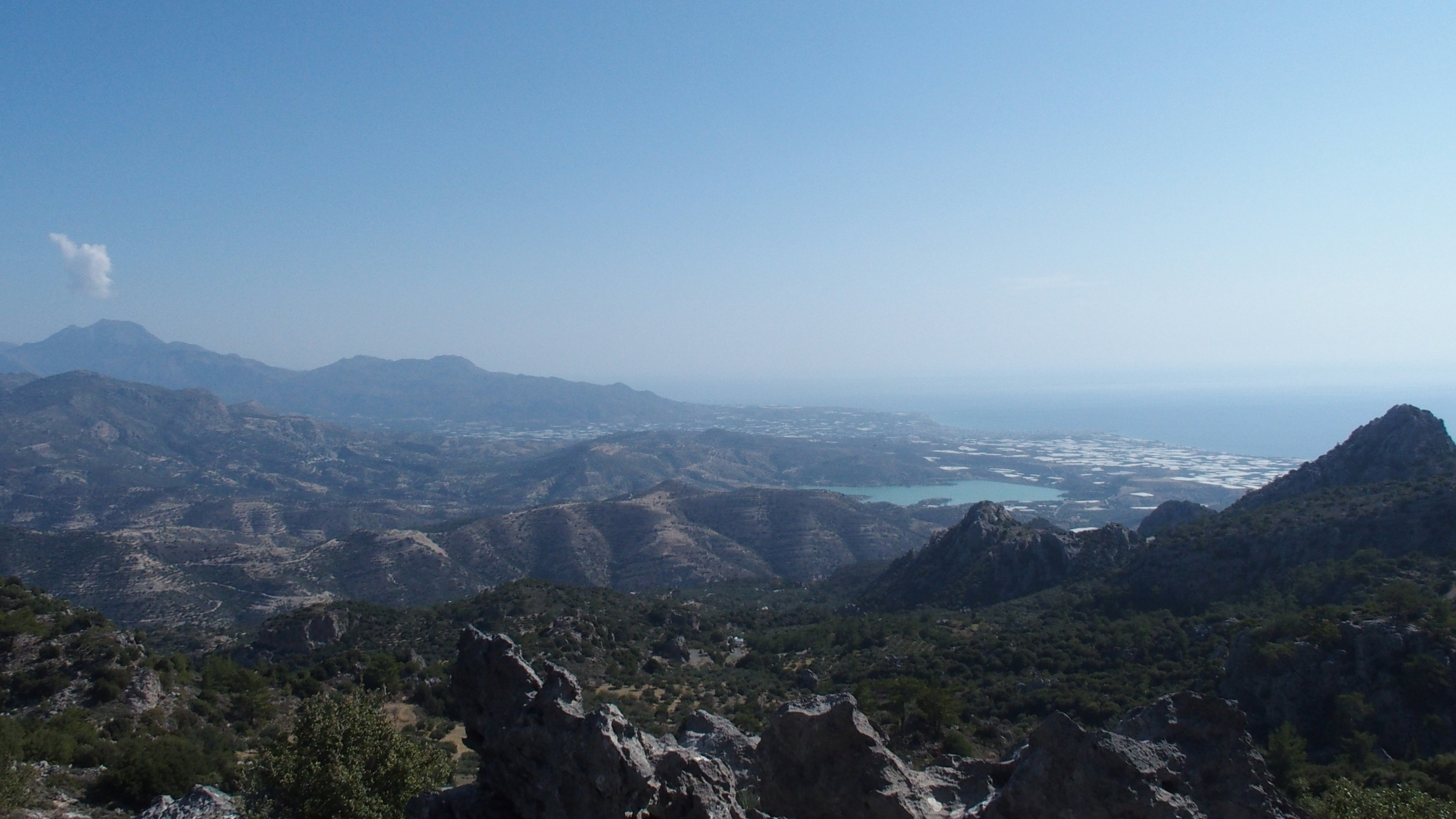 Lybisches Meer im Hintergrund der Afenti..kein Vulkan, nur eine Wolke
